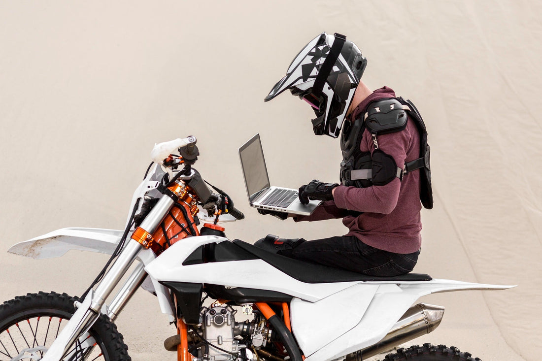 Solutions de rangement moto : sacoches de jambe vs sacs à dos