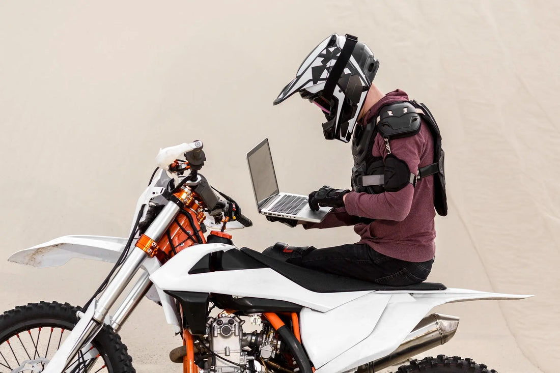Solutions de rangement moto : sacoches de jambe vs sacs à dos